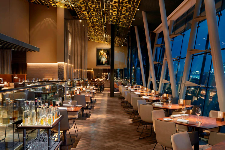 getting married in Hamburg chic restaurant in the evening