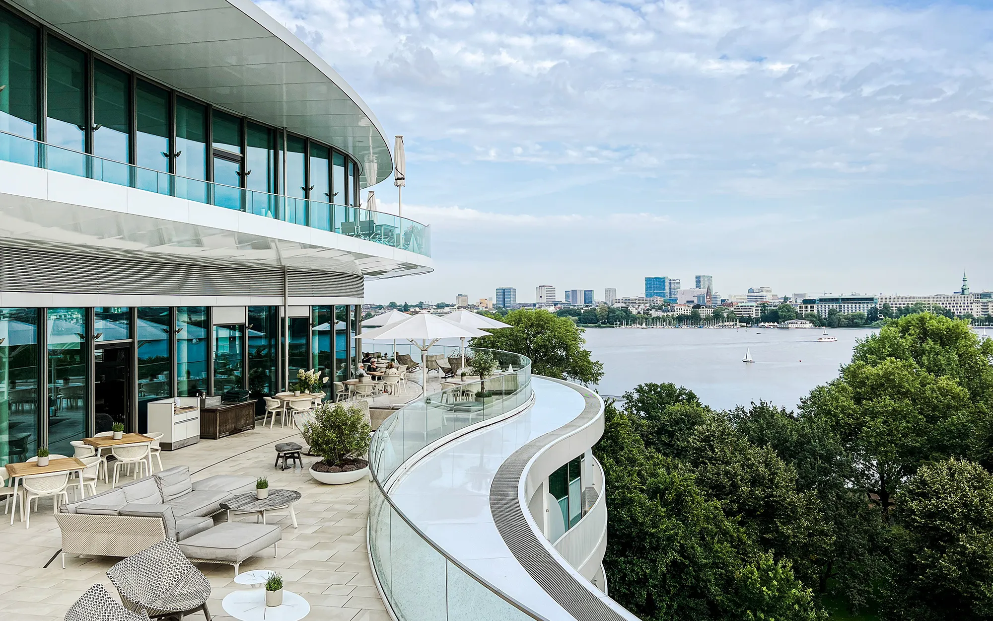 Wedding venue Hamburg with rooftop ceremony overlooking the Alster, planned by wedding planner Dilan Kaya