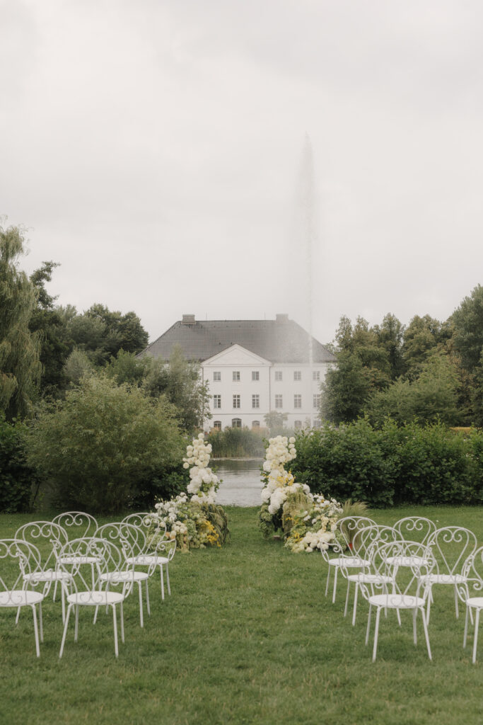 Trauung, Traurede, Bestuhlung, Trauzeremonie in der Hochzeitslocation Schlossgut Gross Schwansee