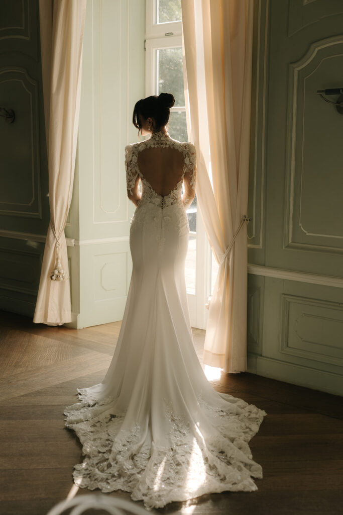 Braut im Brautkleid im Festsaal in der Hochzeitslocation Schlossgut Gross Schwansee
