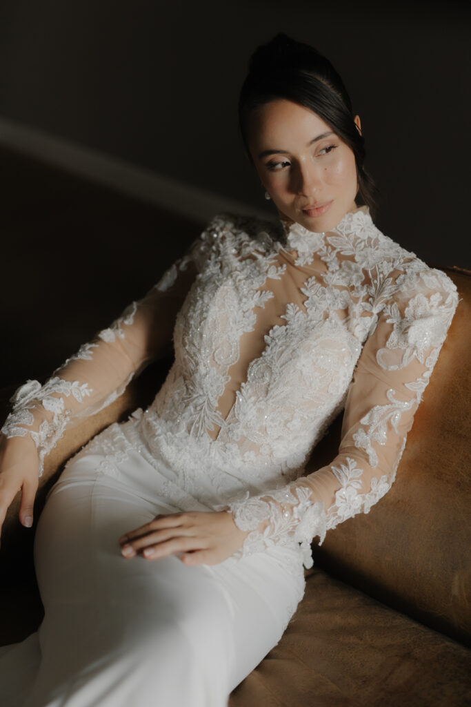 Braut im Brautkleid Getting Ready in Hochzeitssuite in der Hochzeitslocation Schlossgut Gross Schwansee