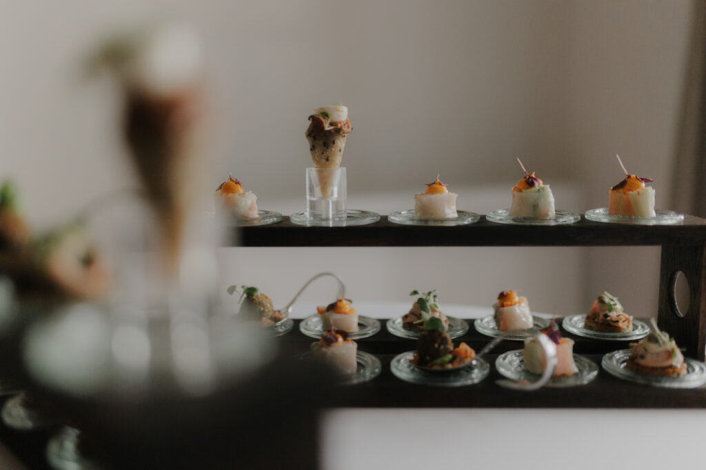 Festlich angerichtetes Hochzeitsessen in der Villa im Heinepark Hamburg, elegante Dekoration und stilvolle Präsentation auf dem Tisch