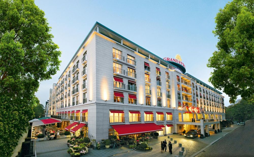 Hochzeitslocation an der Alster in Hamburg für luxuriöse Hochzeiten geplant von Hochzeitsplanerin Dilan Kaya