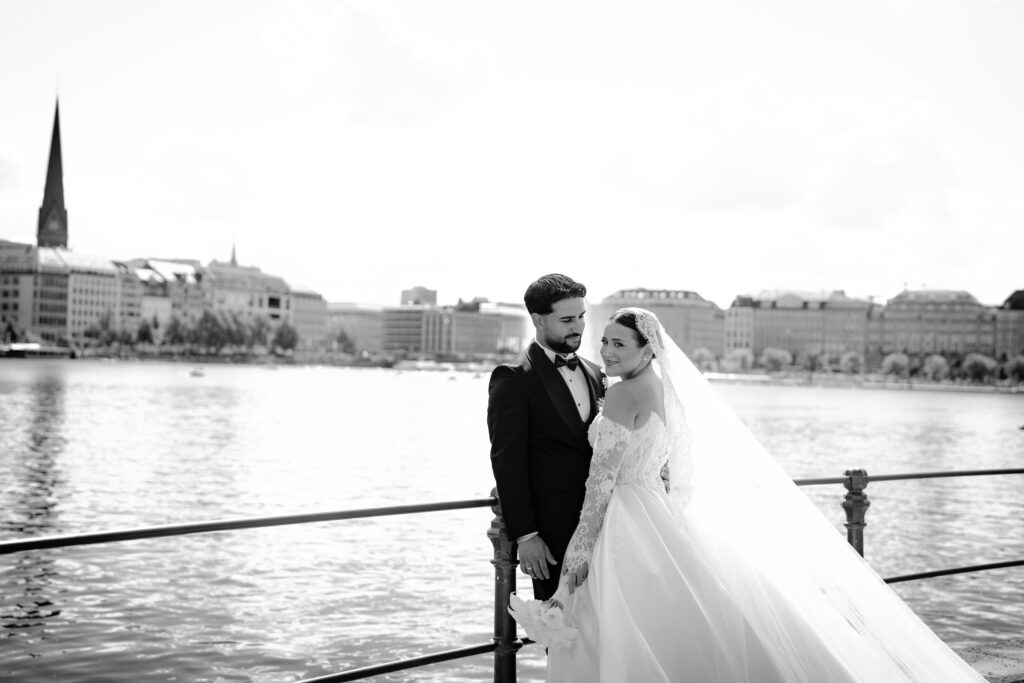 Standesamt Hamburg Brautpaar bei einem Fotoshooting an der Alster Hochzeitsplaner Hamburg Dilan Kaya