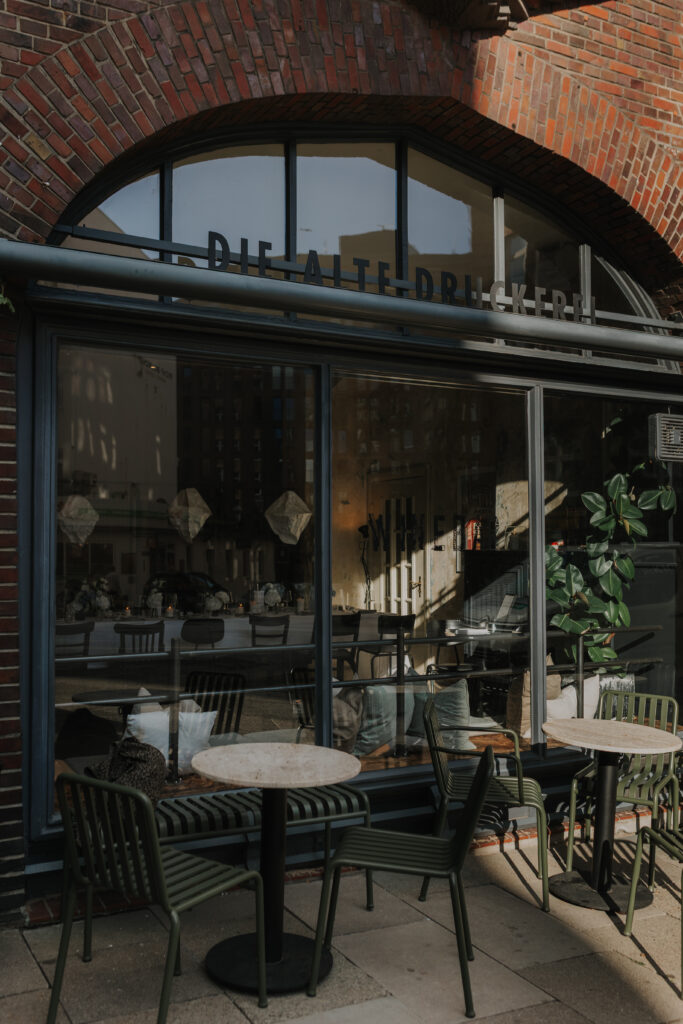 Exterior view of the Old Printing House in Hamburg as a stylish wedding venue with a terrace and brick facade