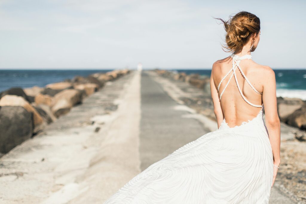 Strandhochzeit Sylt Braut im Fotoshooting am Meer Hochzeitsplanung Hamburg Dilan Kaya