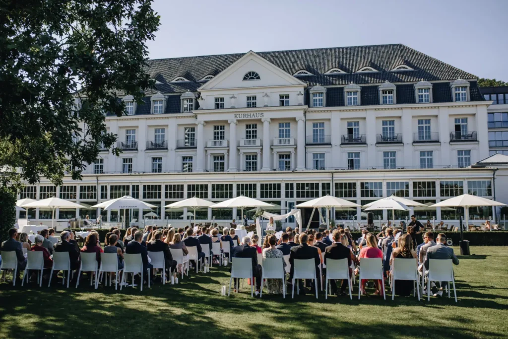 Historische Fassade des A-ROSA Travemünde für ein luxuriöses Hochzeitswochenende
