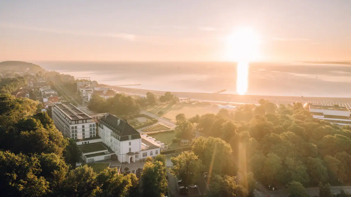 Außenansicht des A-ROSA Travemünde als Hochzeitslocation an der Ostsee