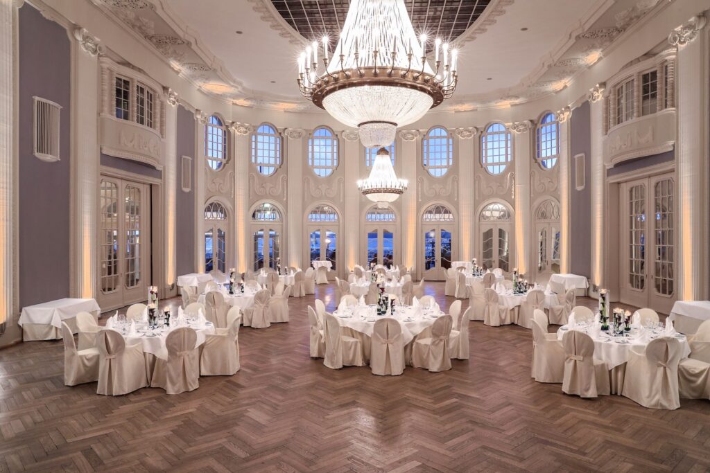 Eleganter Ballsaal im Atlantic Grand Hotel Travemünde für eine hochwertige Hochzeit mit Dinner und Tanzfläche