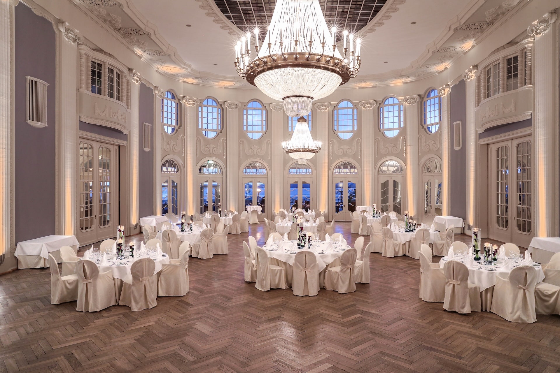 Eleganter Ballsaal im Atlantic Grand Hotel Travemünde für eine hochwertige Hochzeit mit Dinner und Tanzfläche