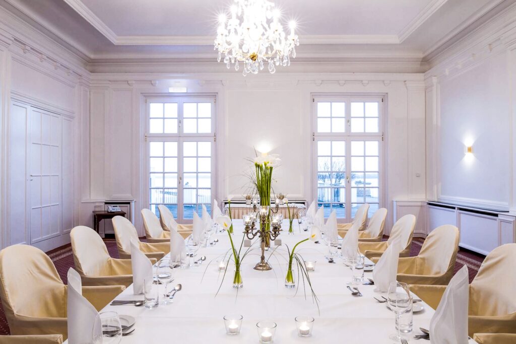 Eingangsbereich des Atlantic Grand Hotel Travemünde als stilvoller Empfang für Hochzeitsgäste