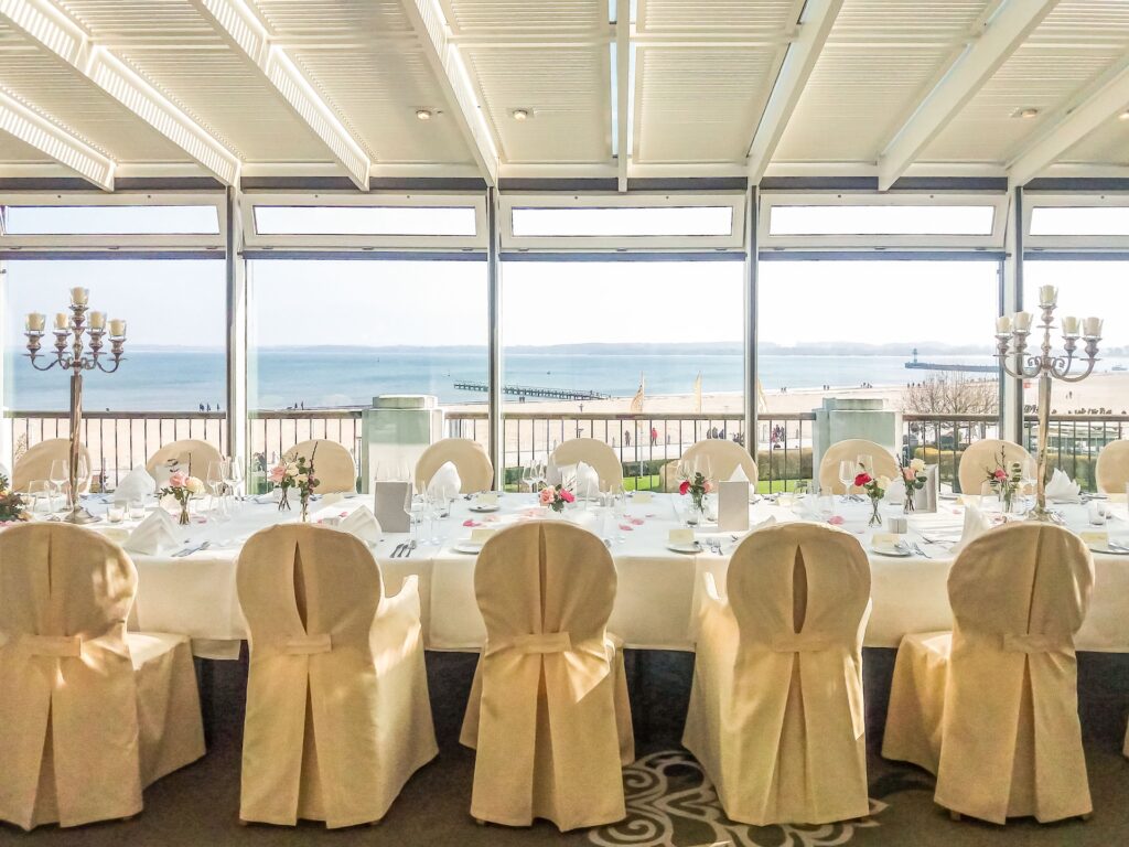 Terrasse des Atlantic Grand Hotel Travemünde für Sektempfang und Wedding Weekend am Meer