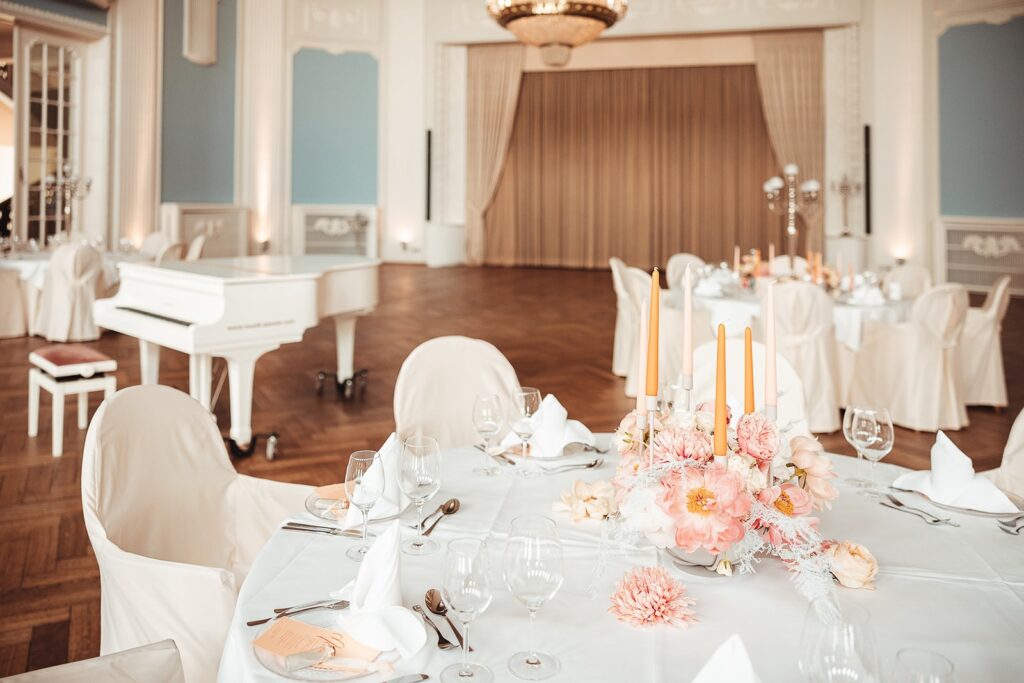 Festlich gedeckter Ballsaal im Atlantic Grand Hotel Travemünde für eine elegante Hochzeit