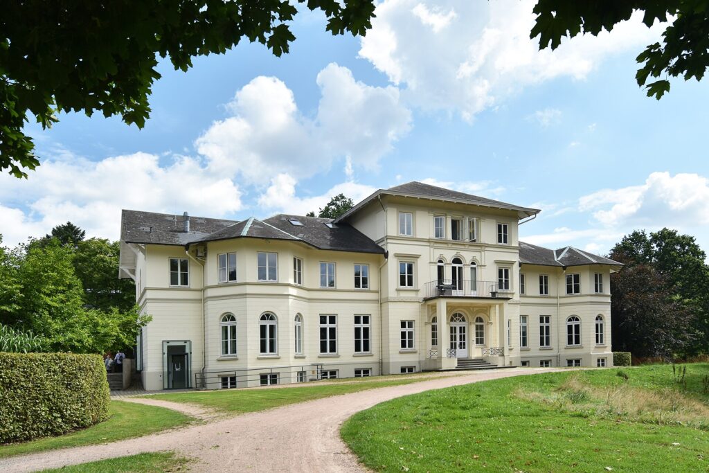 Berner Schloss Hochzeit Hamburg Außenansicht mit historischem Schlossgebäude und Park