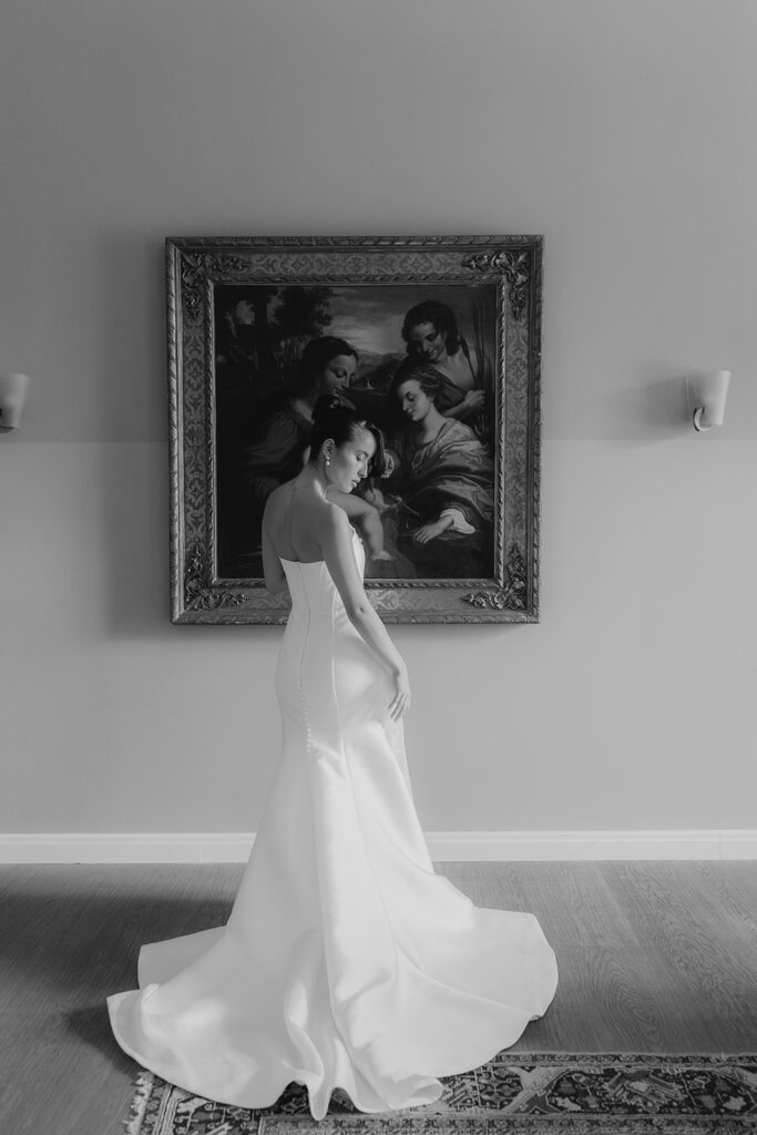 Minimalist wedding dress from the back in an elegant Hamburg location