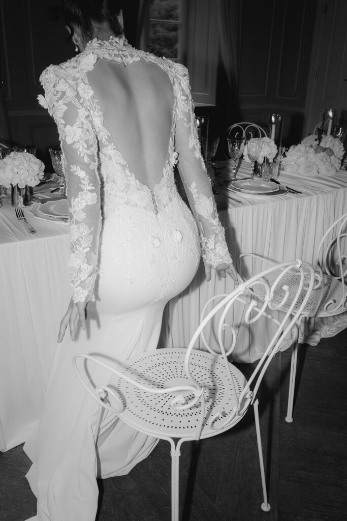 Rear view of an elegant wedding dress at a wedding dinner in a Hamburg villa