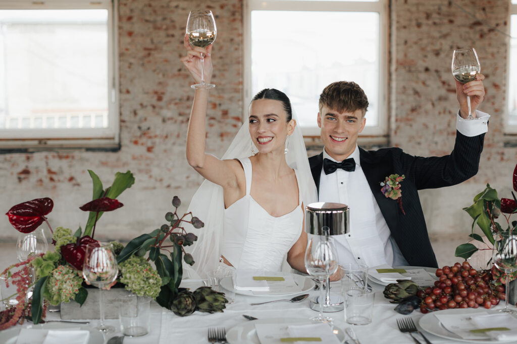 Brautpaar bei einem stilvollen Dinner-Setup in einer urbanen Hochzeitslocation