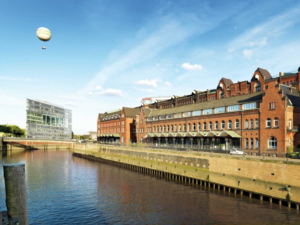 Außenansicht ehemaliges Hauptzollamt Hamburg an der HafenCity als Hochzeitslocation