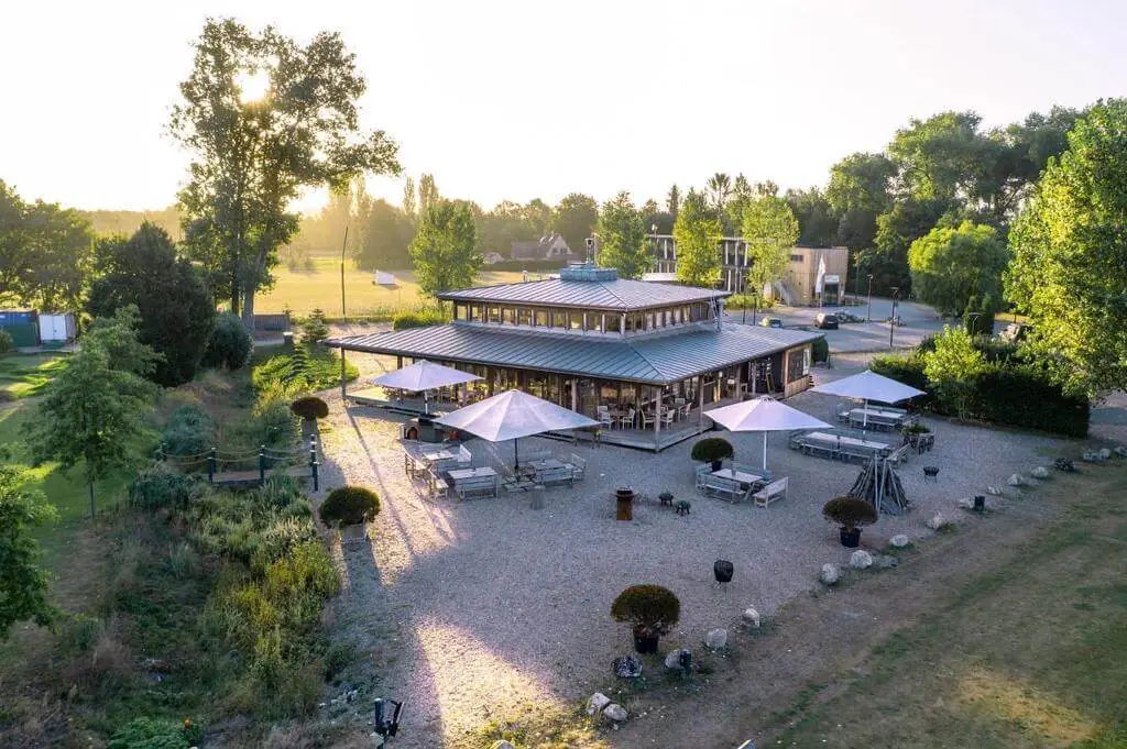 Freie Trauung im Sternenzelt der Elb Lodge Hamburg mit Blick ins Grüne und großzügigem Außenbereich