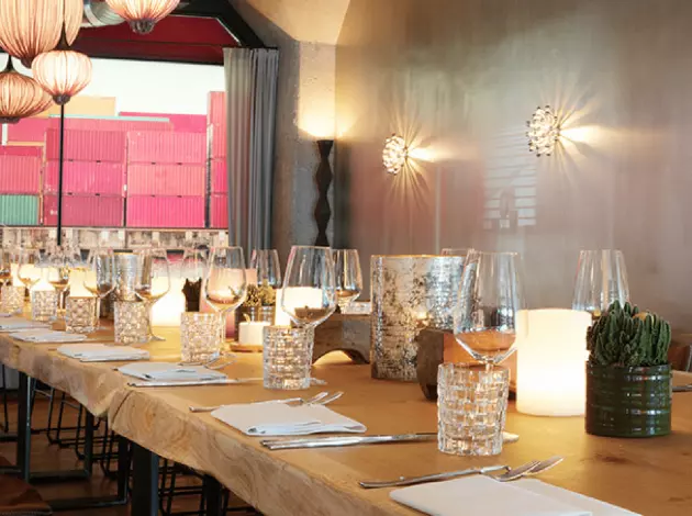 Private Dining Raum in der Eventlocation am Kai Hamburg mit Blick auf Containerhafen und stilvoll gedeckter Tafel.
