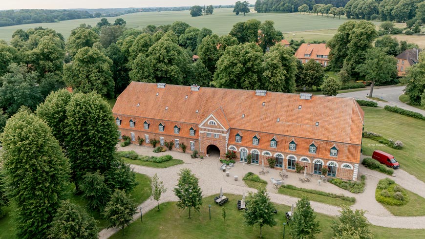 Gut Pronstorf Luftaufnahme des historischen Torhauses als Hochzeitslocation in Schleswig-Holstein