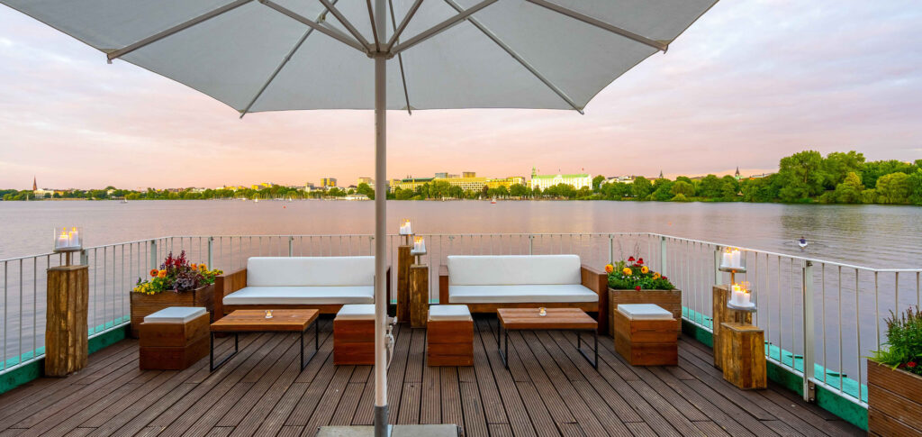 Sunset-Lounge auf der Terrasse des Hamburger & Germania Ruder Clubs mit Panoramablick auf die Außenalster in Hamburg