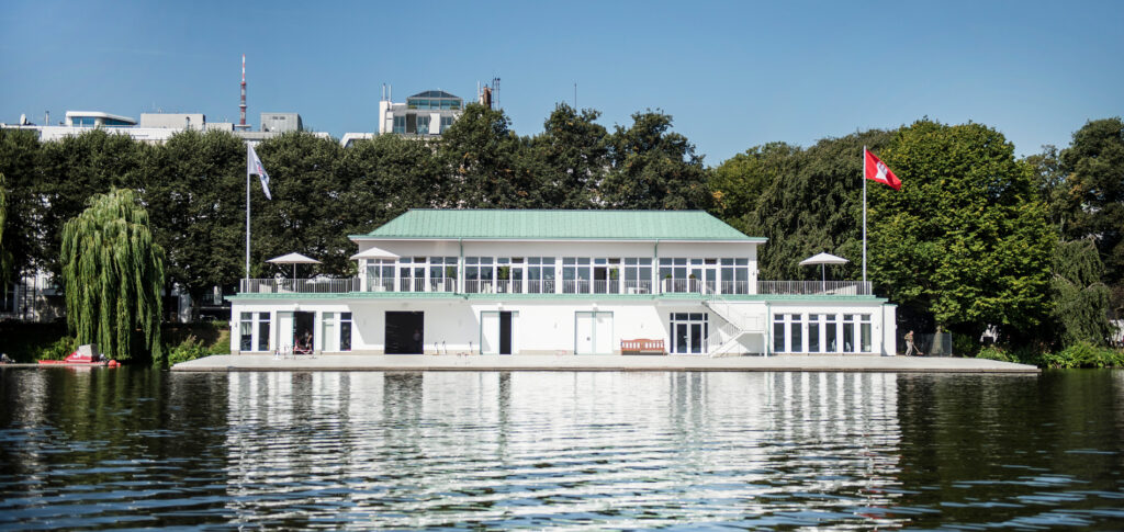Frontalansicht des Hamburger & Germania Ruder Clubs direkt an der Außenalster in Hamburg – elegante Hochzeitslocation am Wasser