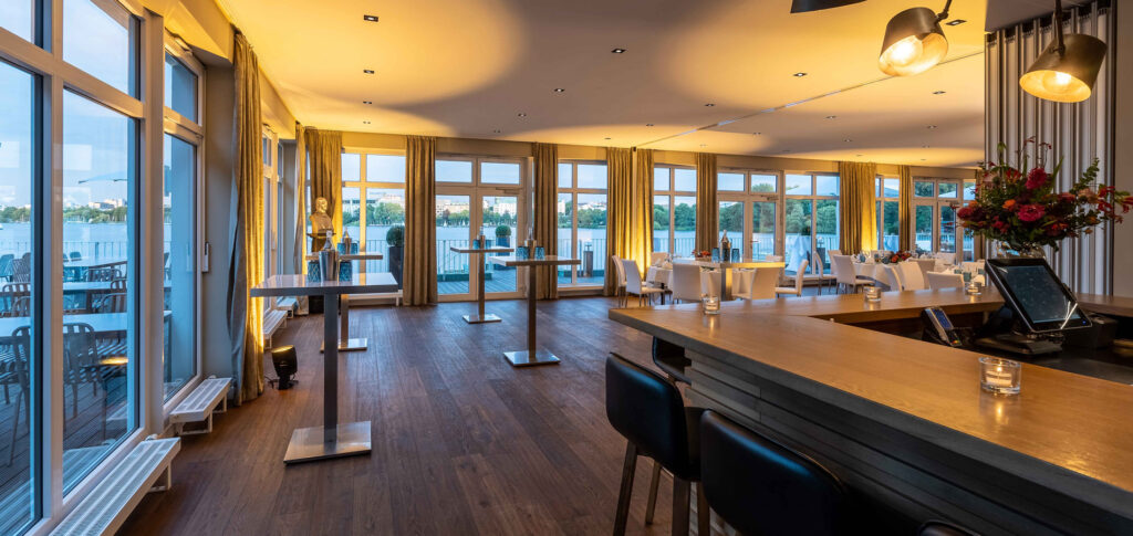 Hamburger & Germania Ruder Club eleganter Barbereich mit Blick auf die Alster und moderner Club-Atmosphäre für hochwertige Hochzeiten
