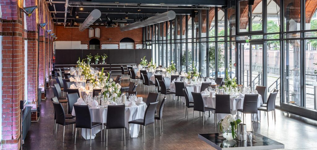 Innenraum Hochzeit im ehemaligen Hauptzollamt Hamburg mit moderner Industrieoptik