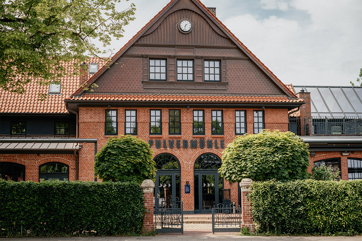 Außenansicht der Pulvermühle in Hamburg mit historischer Backsteinfassade