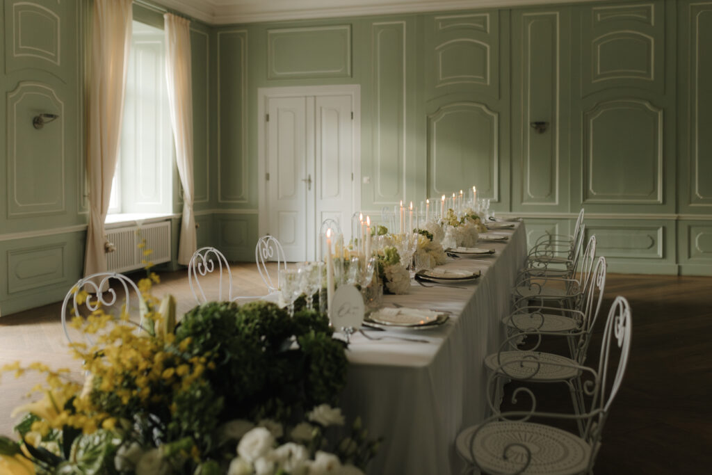 Long wedding table with candles and flowers – impact of guest count on costs