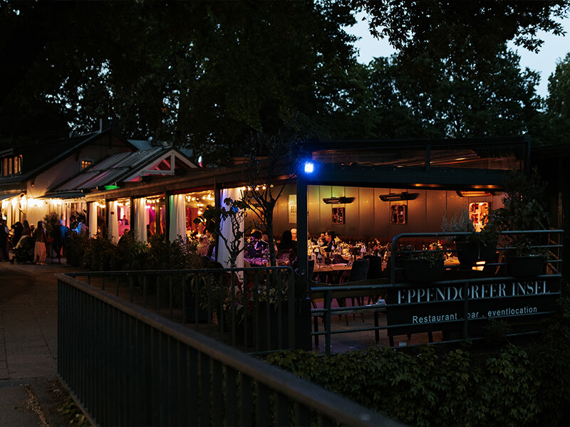 Eppendorfer Insel Wintergarten in Hamburg mit langer Hochzeitstafel und Kerzenlicht