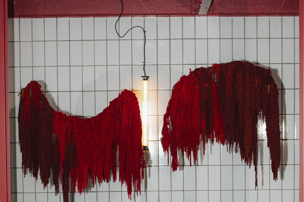 Dramatische rote Dekoration in einer industriellen Hochzeitslocation