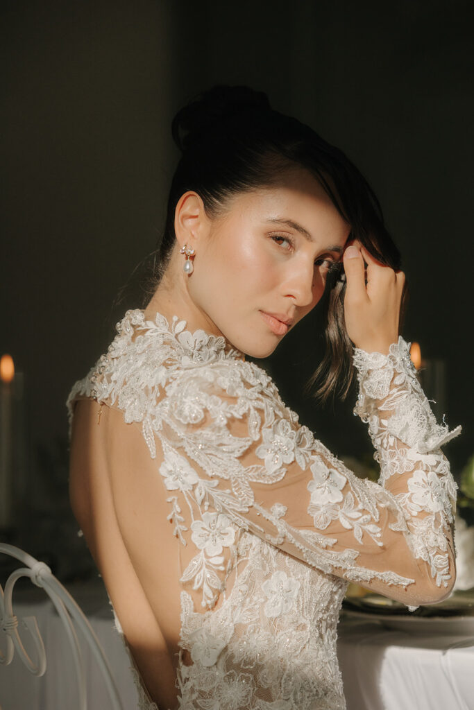 Braut mit offenem Rücken und langärmligem Spitzenkleid, elegantes Portrait mit weichem Licht – Hochzeitsfotograf Hamburg
