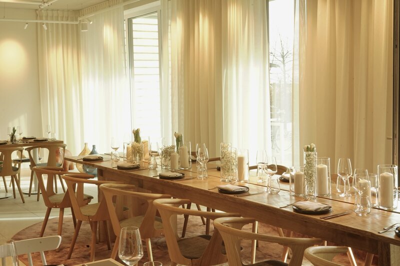Hochzeitstafel im Restaurant mit hellem Interior im The Breeze Usedom