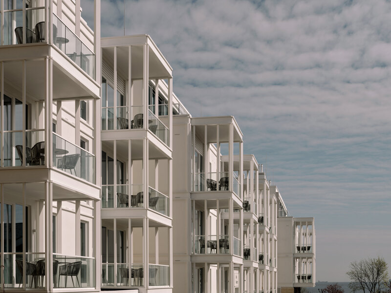 Moderne Hotelarchitektur mit Balkonen an der Ostsee auf Usedom