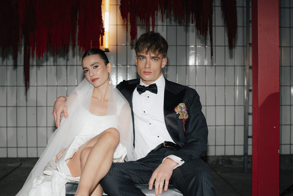 Brautpaar in einer minimalistischen Industriehalle in Hamburg mit viel Raum und klarer Architektur