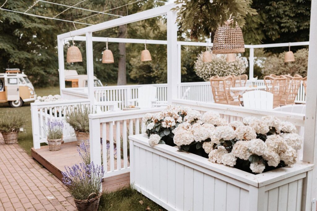 Hamptons-Veranda im Landhaus Westerhof als Bereich für freie Trauung oder Empfang