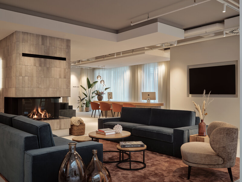 Lounge mit Kamin und Sitzbereich im The Breeze Usedom