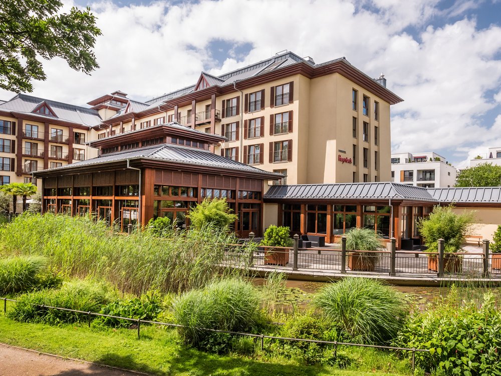 Außenansicht vom Park-Hotel Hagenbeck in Hamburg mit Eventbereich und umliegender Gartenanlage