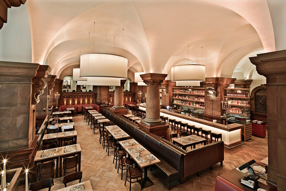 Raum Bunte Kuh im Parlament Hamburg mit langer Bar, Gewölbedecke und urbanem Setting für Dinner oder Cocktail-Empfang bei Hochzeiten.