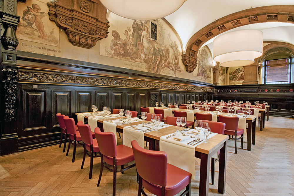 Historischer Remter im Parlament Hamburg mit Wandmalereien, dunkler Holzvertäfelung und gesetzter Bestuhlung für Hochzeitsfeiern