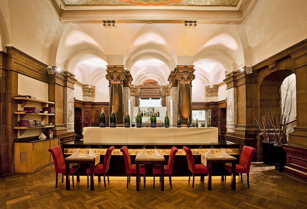 Historischer Raum Sonne im Parlament Hamburg mit imposanten Säulen, Gewölbedecke und stilvoller Bar als Bereich für Empfang oder Hochzeitsdinner