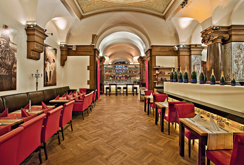 Raum Sonne im Parlament Hamburg mit Gewölben, Holzvertäfelungen, Barbereich und eleganter Bestuhlung für stilvolle Hochzeiten