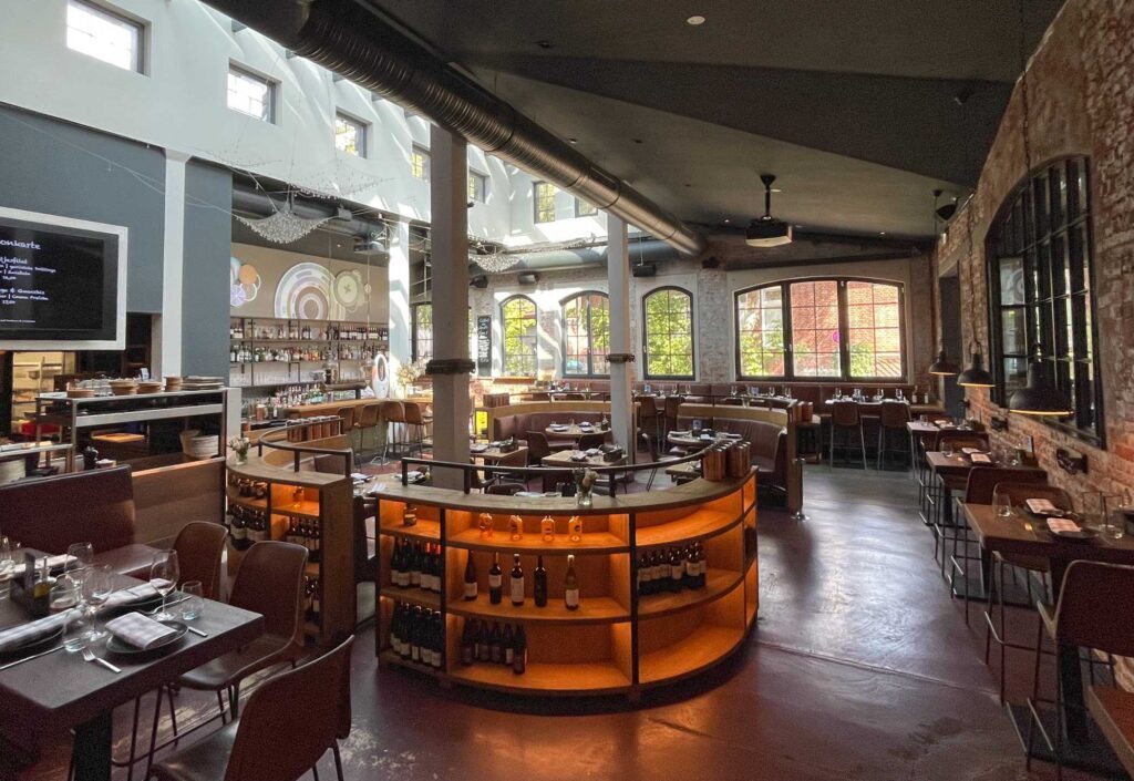 Moderner Dinnerbereich in der Pulvermühle für eine stilvolle Hochzeit