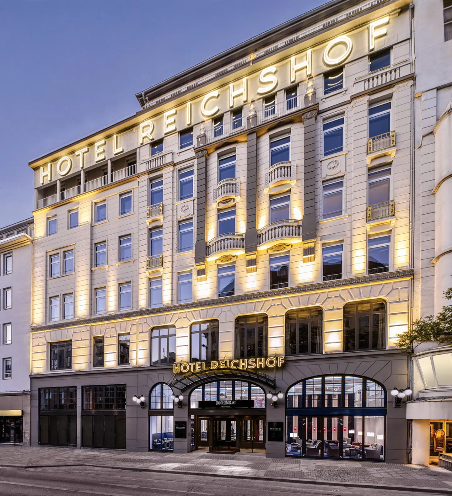 Außenansicht des Reichshof Hamburg als elegante Hochzeitslocation im Grand-Hotel-Stil