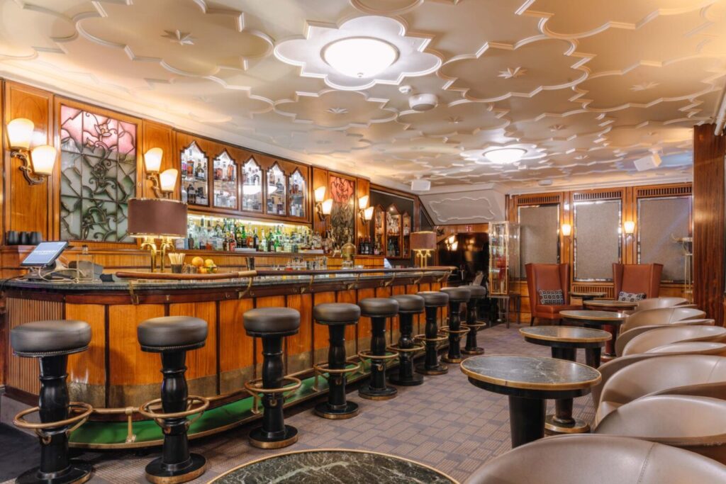 Barbereich im Reichshof Hamburg als eleganter Übergang von Dinner zu Party und Signature Drinks