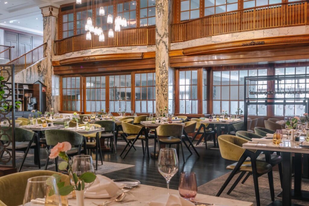 Lange Hochzeitstafel im Reichshof Hamburg mit elegantem Grand-Hotel-Dinner-Setup