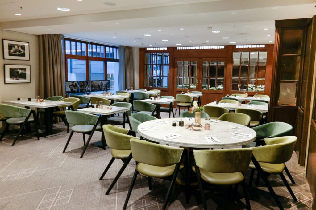 Historische Lobby im Reichshof Hamburg als stilvoller Bereich für Gästeempfang und Champagner-Auftakt