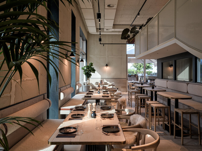 Restaurant mit zentraler Bar und modernem Design im The Breeze